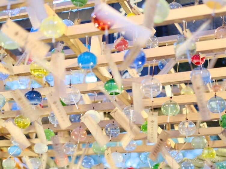 ライトに照らされた川越氷川神社の色とりどりの風鈴