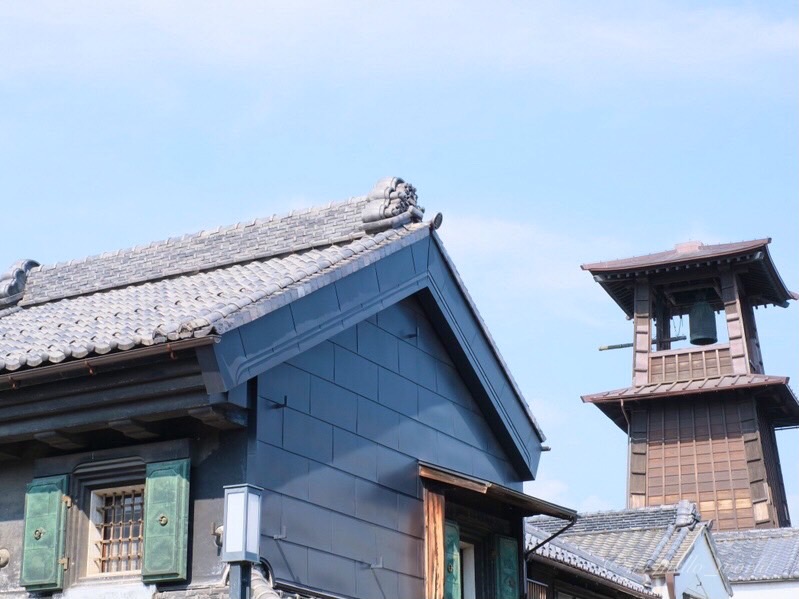 青空に映える時の鐘と蔵造りの町並み