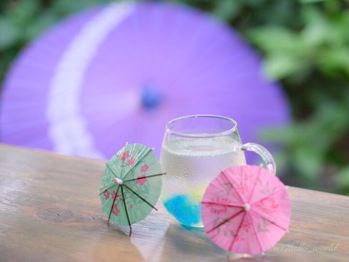 足湯喫茶 椿やのソーダと紫色の和傘