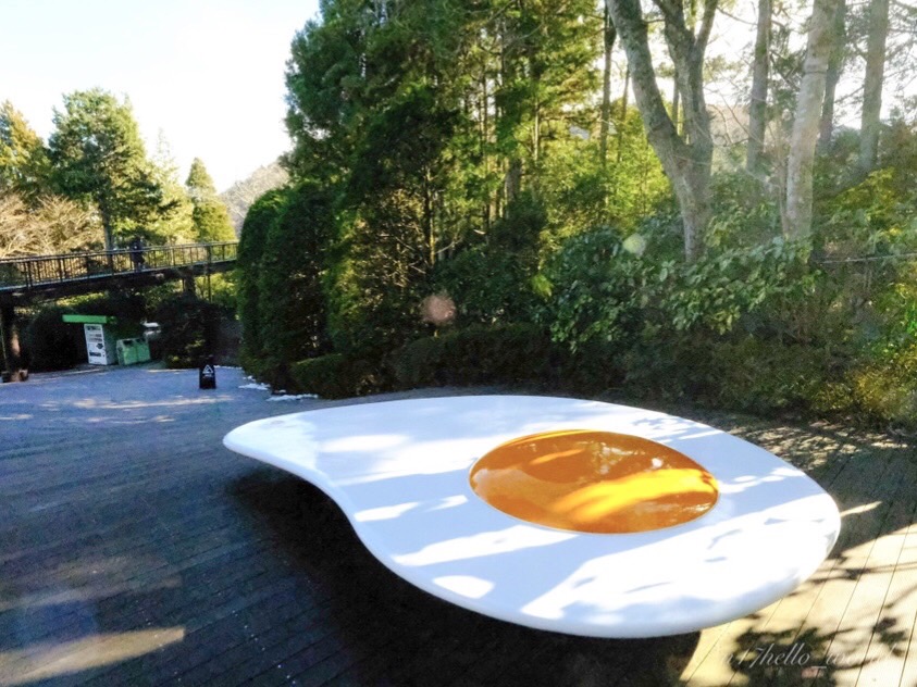The fried egg benches at the Hakone Open-Air Museum
