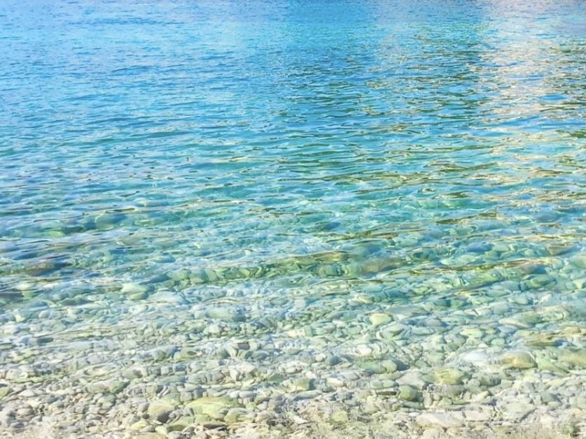 ラパッド地区のホテル前に広がる丸い石のビーチと透き通った海