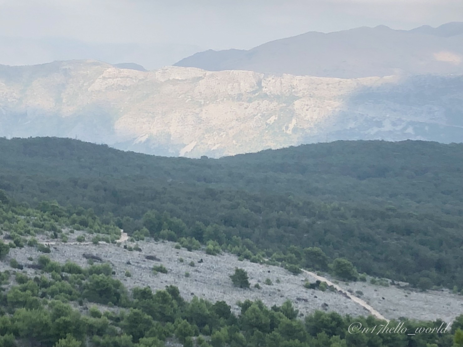 スルジ山の反対側に広がるボスニア・ヘルツェゴビナ方面の山並み