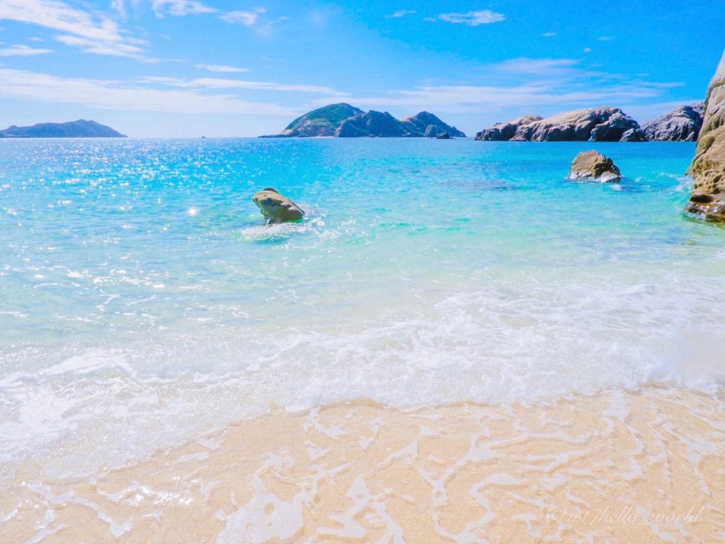 鮮やかな水色に輝く阿波連ビーチの海
